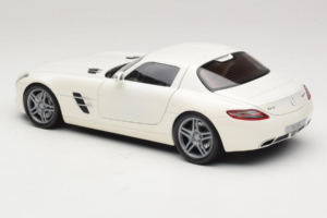 Mercedes SLS AMG Designo Mystic White Museum Edition Minichamps 1:18 B66055551 Metal - imagem 7 de 8