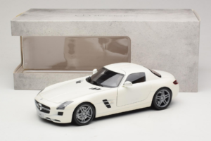 Mercedes SLS AMG Designo Mystic White Museum Edition Minichamps 1:18 B66055551 Metal - imagem 8 de 8