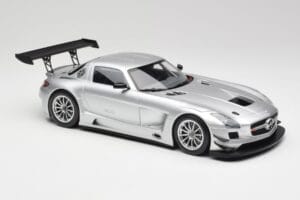Mercedes SLS AMG GT3 C197 Street Prata Minichamps 1:18 151113100 Metal - imagem 4 de 6