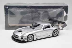 Mercedes SLS AMG GT3 C197 Street Prata Minichamps 1:18 151113100 Metal - imagem 6 de 6