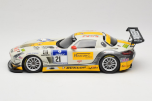 Mercedes SLS AMG GT3 #21 Rowe Racing M. Hartung / N. Heyer ADAC 24 Hours Nurburgring 2013 Minichamps 1:18 151133121 Metal - imagem 3 de 6
