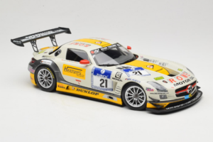 Mercedes SLS AMG GT3 #21 Rowe Racing M. Hartung / N. Heyer ADAC 24 Hours Nurburgring 2013 Minichamps 1:18 151133121 Metal - imagem 4 de 6