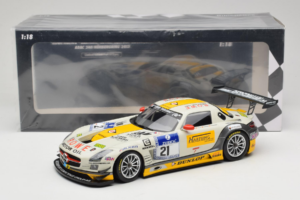 Mercedes SLS AMG GT3 #21 Rowe Racing M. Hartung / N. Heyer ADAC 24 Hours Nurburgring 2013 Minichamps 1:18 151133121 Metal - imagem 6 de 6