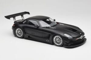 Mercedes SLS AMG GT3 C197 Street Mate Preto Minichamps 1:18 151113101 Metal - imagem 4 de 6