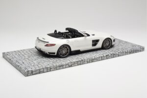 Mercedes Brabus SLS AMG 700 Biturbo Roadster Pearl Branco Minichamps 1:18 107032130 Metal - imagem 2 de 6