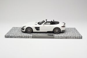 Mercedes Brabus SLS AMG 700 Biturbo Roadster Pearl Branco Minichamps 1:18 107032130 Metal - imagem 3 de 6