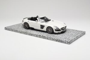 Mercedes Brabus SLS AMG 700 Biturbo Roadster Pearl Branco Minichamps 1:18 107032130 Metal - imagem 4 de 6