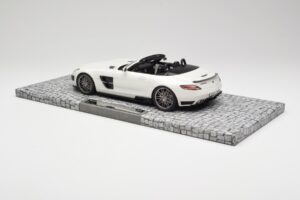 Mercedes Brabus SLS AMG 700 Biturbo Roadster Pearl Branco Minichamps 1:18 107032130 Metal - imagem 5 de 6