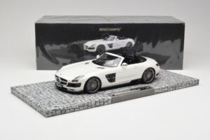 Mercedes Brabus SLS AMG 700 Biturbo Roadster Pearl Branco Minichamps 1:18 107032130 Metal - imagem 6 de 6