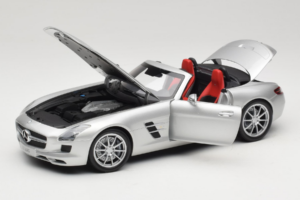 Mercedes SLS AMG Roadster Iridium Prata Minichamps 1:18 B66960078 Metal - imagem 2 de 8