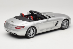 Mercedes SLS AMG Roadster Iridium Prata Minichamps 1:18 B66960078 Metal - imagem 3 de 8
