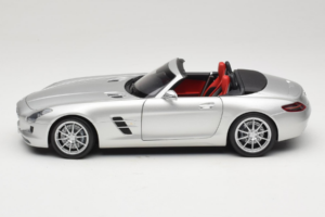 Mercedes SLS AMG Roadster Iridium Prata Minichamps 1:18 B66960078 Metal - imagem 4 de 8