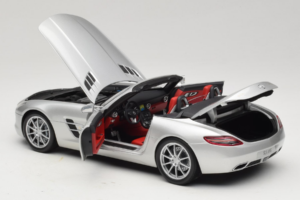 Mercedes SLS AMG Roadster Iridium Prata Minichamps 1:18 B66960078 Metal - imagem 5 de 8