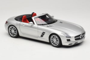 Mercedes SLS AMG Roadster Iridium Prata Minichamps 1:18 B66960078 Metal - imagem 6 de 8