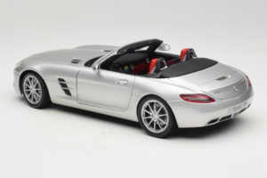 Mercedes SLS AMG Roadster Iridium Prata Minichamps 1:18 B66960078 Metal - imagem 7 de 8