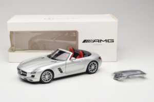 Mercedes SLS AMG Roadster Iridium Prata Minichamps 1:18 B66960078 Metal - imagem 8 de 8