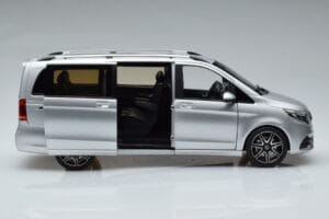 Mercedes V-Class V260 AMG Line Prata Norev 1:18 183871 Metal - imagem 4 de 10