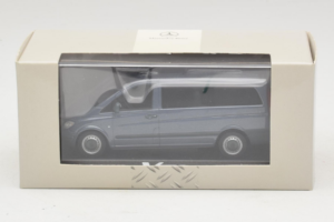 Mercedes Vito W638 Lugano Grey Minichamps 1:43 B67871201 Metal - imagem 4 de 4