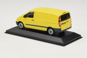 Mercedes Vito W638 Amarelo Minichamps 1:43 B67871200-R1 Metal - imagem 3 de 4