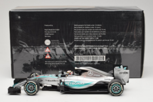Mercedes W06 #44 L. Hamilton F1 World Champion 2015 Dealer Edition Minichamps 1:18 B66960539 Metal - imagem 6 de 7