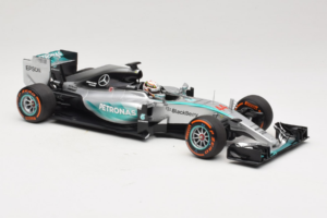 Mercedes W06 #44 L. Hamilton Mercedes AMG Petronas Japanese Grand Prix Winner 2015 Minichamps 1:18 110150344 Metal - imagem 4 de 7