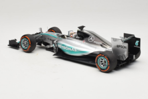 Mercedes W06 #44 L. Hamilton Mercedes AMG Petronas Japanese Grand Prix Winner 2015 Minichamps 1:18 110150344 Metal - imagem 5 de 7