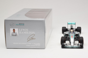 Mercedes W06 #44 L. Hamilton Mercedes AMG Petronas Japanese Grand Prix Winner 2015 Minichamps 1:18 110150344 Metal - imagem 6 de 7
