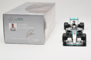 Mercedes W06 #44 L. Hamilton Mercedes AMG Petronas United States Grand Prix Winner World Champion 2015 Minichamps 1:18 110150 - imagem 6 de 7