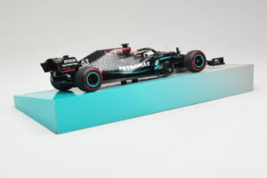 Mercedes W11 #63 G. Russell Mercedes AMG Petronas Sakhir Grand Prix 2020 Minichamps 1:18 113201663 Resina - imagem 3 de 7