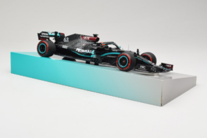 Mercedes W11 #63 G. Russell Mercedes AMG Petronas Sakhir Grand Prix 2020 Minichamps 1:18 113201663 Resina - imagem 4 de 7
