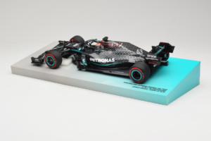 Mercedes W11 #63 G. Russell Mercedes AMG Petronas Sakhir Grand Prix 2020 Minichamps 1:18 113201663 Resina - imagem 5 de 7