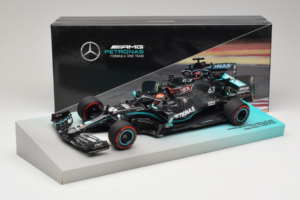 Mercedes W11 #63 G. Russell Mercedes AMG Petronas Sakhir Grand Prix 2020 Minichamps 1:18 113201663 Resina - imagem 7 de 7