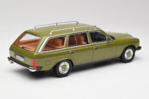 Mercedes W123 200T Cypress Verde BoS Models 1:18 BOS008 Metal - imagem 2 de 6