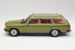 Mercedes W123 200T Cypress Verde BoS Models 1:18 BOS008 Metal - imagem 3 de 6