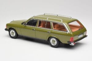 Mercedes W123 200T Cypress Verde BoS Models 1:18 BOS008 Metal - imagem 5 de 6