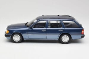 Mercedes 300D W124 T-Modell Nautical Azul Norev 1:18 183962 Metal - imagem 4 de 8