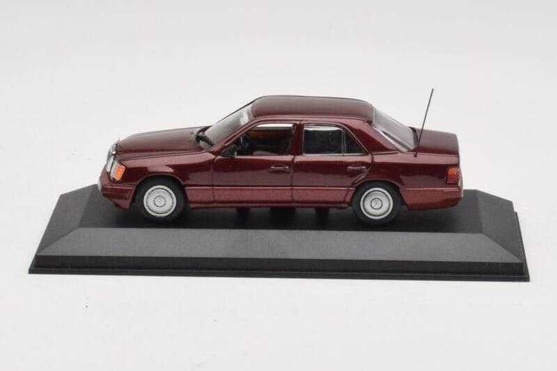 Mercedes W124 Dark Red Metallic Minichamps 1:43 MB002 Metal