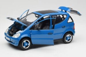 Mercedes A-Class W168 Azure Azul Maisto 1:18 50311 Metal - imagem 2 de 8