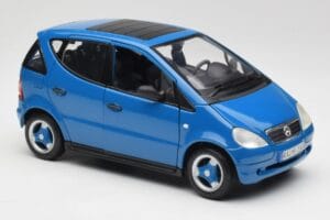 Mercedes A-Class W168 Azure Azul Maisto 1:18 50311 Metal - imagem 6 de 8