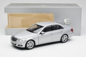 Mercedes Classe E W212 Avantgarde Iridium Prateado Pintura Edição 2 Minichamps 1:18 B66960212-D2 Metal - imagem 11 de 11