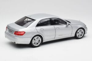 Mercedes Classe E W212 Avantgarde Iridium Prateado Pintura Edição 2 Minichamps 1:18 B66960212-D2 Metal - imagem 3 de 11