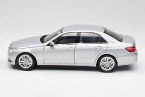 Mercedes Classe E W212 Avantgarde Iridium Prateado Pintura Edição 2 Minichamps 1:18 B66960212-D2 Metal - imagem 4 de 11