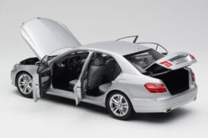 Mercedes Classe E W212 Avantgarde Iridium Prateado Pintura Edição 2 Minichamps 1:18 B66960212-D2 Metal - imagem 5 de 11