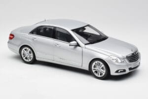 Mercedes Classe E W212 Avantgarde Iridium Prateado Pintura Edição 2 Minichamps 1:18 B66960212-D2 Metal - imagem 6 de 11