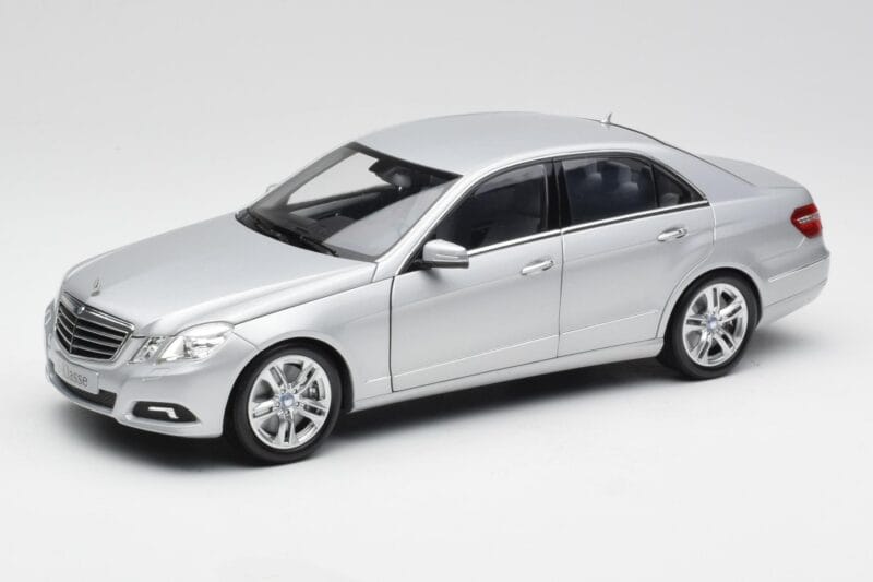 Mercedes Classe E W212 Avantgarde Iridium Prateado Pintura Edição 2 Minichamps 1:18 B66960212-D2 Metal