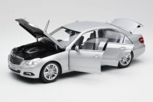 Mercedes Classe E W212 Avantgarde Iridium Prateado Pintura Edição 1 Minichamps 1:18 B66960212-D1 Metal - imagem 2 de 11