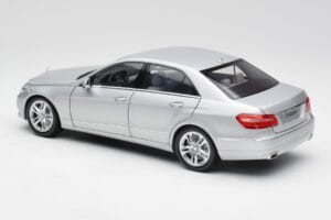 Mercedes Classe E W212 Avantgarde Iridium Prateado Pintura Edição 1 Minichamps 1:18 B66960212-D1 Metal - imagem 7 de 11