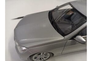 Mercedes Classe E W212 Avantgarde Iridium Prateado Pintura Edição 1 Minichamps 1:18 B66960212-D1 Metal - imagem 8 de 11
