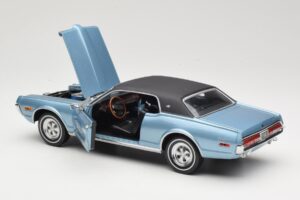 Mercury Cougar XR-7 Azul Sun Star 1:18 1562 Metal - imagem 5 de 8
