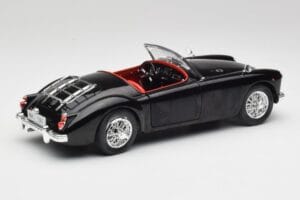 MGA English Roadster Preto Revell 1:18 84559091 Metal - imagem 3 de 8